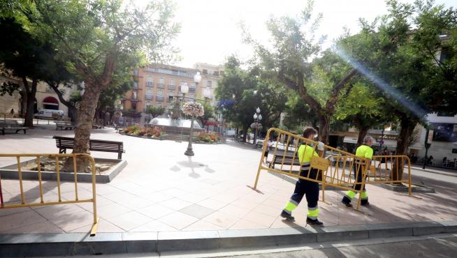 Brigada del ayuntamiento en la plaza de Navarra este miércoles