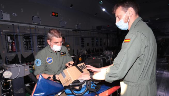 Militares españoles preparan material durante el vuelo del A400M de las Fuerzas Armadas Españolas