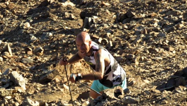 El corredor Miguel Caballero, en su ascenso al pico del Garmo Negro, situado en el Valle de Tena a 3.064 metros de altura.
