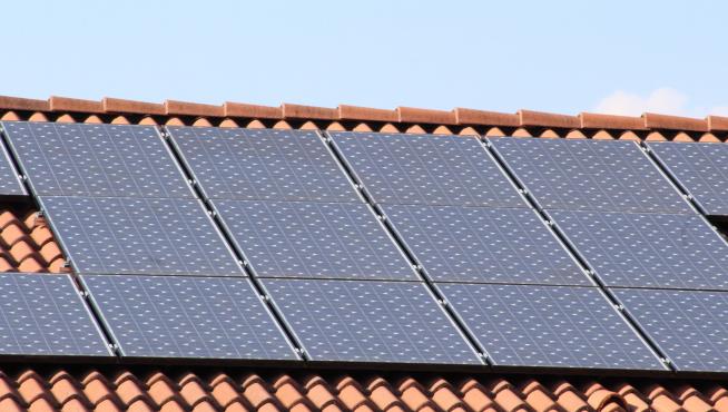 Instalaciones fotovoltaicas de autoconsumo en el tejado de una vivienda.