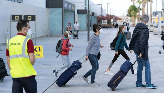 Turistas llegando al aeropuerto de Tenerife Sur