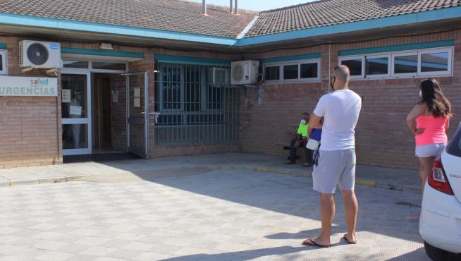Usuarios esperan su turno en la entrada del Centro de Salud de Sariñena.
