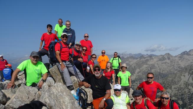 Foto de grupo en la cima del tres mil ribagorzano