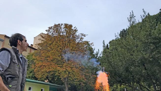 Lanzamiento de un cohete para espantar a los estorninos en el parque Miguel Servet.
