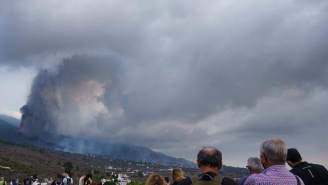 Cientos de personas pasaron el día expectantes observando la evolución de la erupción.