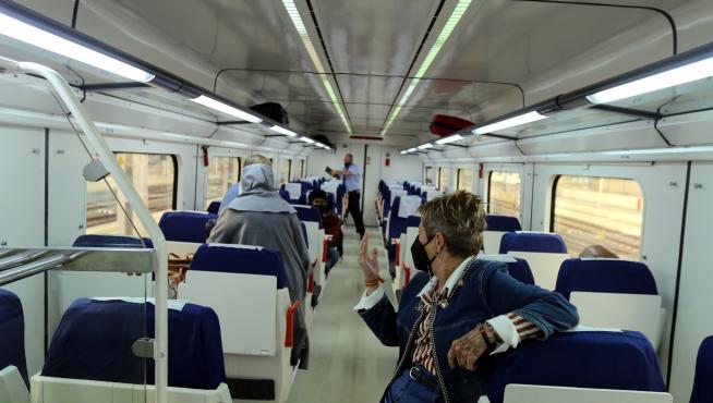 Usuarios en el nuevo tren de Canfranc, este jueves a su llegada a la estación de Huesca.
