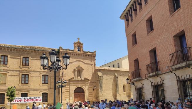 Imagen de la concentración en contra del derribo del Seminario de Huesca