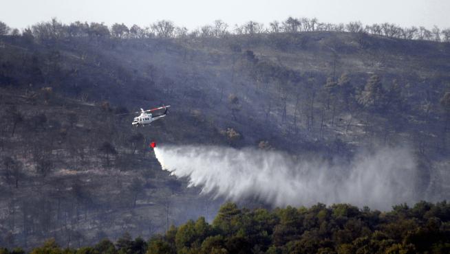 Un helicóptero realiza labores de extinción en el incendio de Torres del Obispo, el pasado mes de julio.