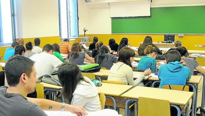 Estudiantes en un aula del campus de Huesca.