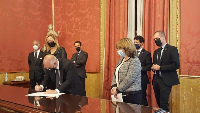 Gastón en la firma de la incorporación de los puertos de Barcelona y Tarragona a la TIM Monzón.