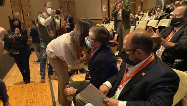 Elena Allué felicita a Arturo Aliaga, este sábado en el Congreso del PAR en Zaragoza.