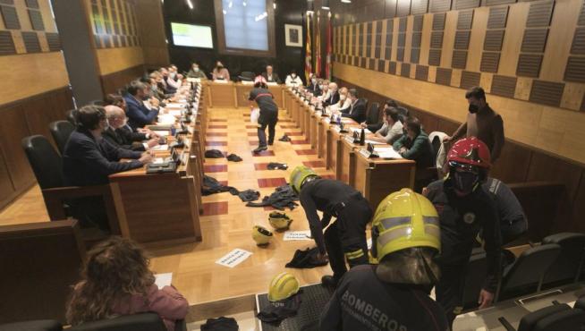 Reciente protesta de los bomberos en el pleno del Ayuntamiento de Huesca