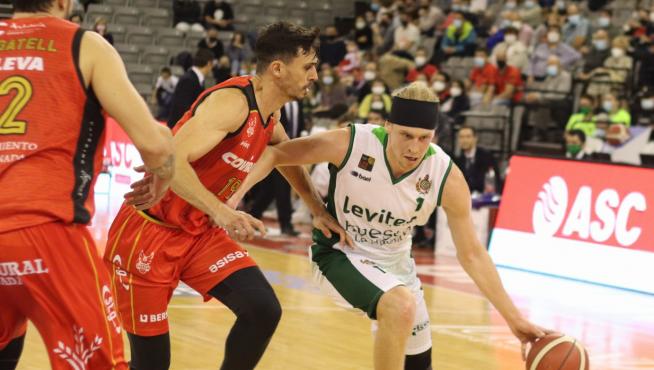 Rowan lleva la pelota ante un defensor nazarí