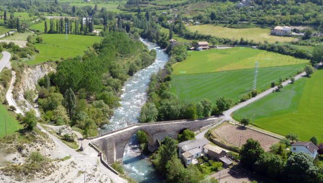 La ribera del río Aragón se vería afectada por la construcción de la variante en la capital jaquesa.