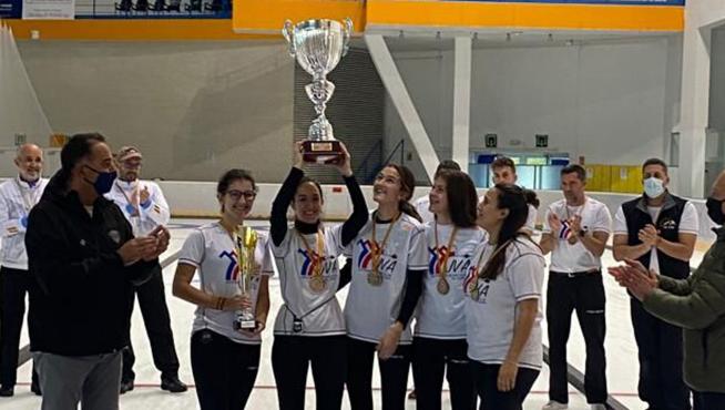 El Jacetania CC 2 levanta el trofeo de campeón de la Aragón Cup.