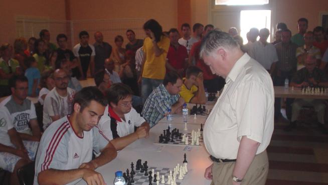 El campeón mundial Anatoly Karpov, en unas simultáneas en Alcubierre en el verano de 2007.