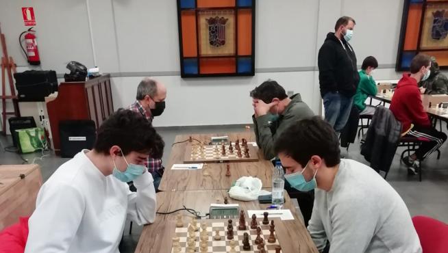 Final del Campeonato de Aragón entre José Escartín, con blancas, y Álvaro Bayo.