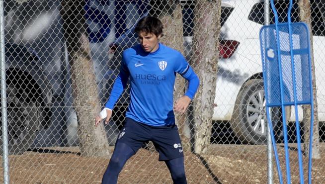Pedro Mosquera controla el balón en el entrenamiento del miércoles.