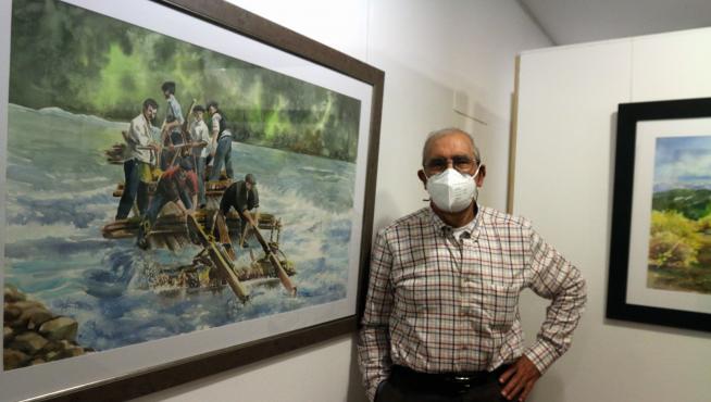 Valentín Florentín posa con sus obras en la Caja Rural de Aragón.