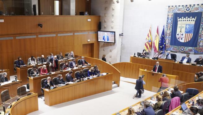 El presidente de Aragón, Javier Lambán, durante una intervención el pasado jueves en el pleno de las Cortes.