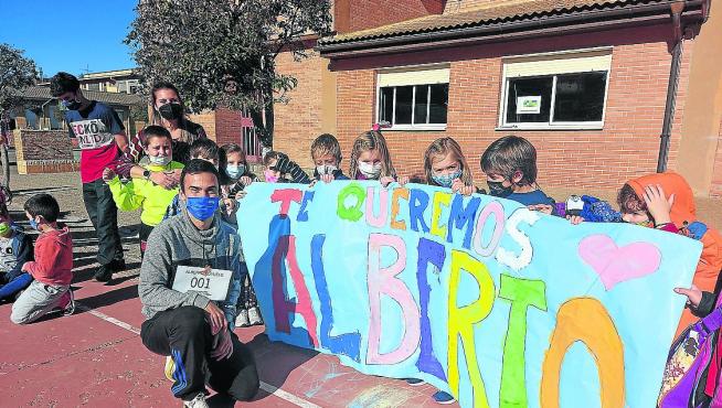 Los alumnos del colegio de Puente Sardas mostraron su apoyo y cariño a Puyuelo.