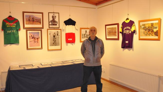José María Pérez, junto a algunas de las fotografías y los maillots incluidos en la exposición.