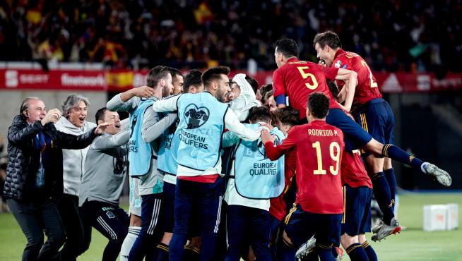Jugadores y cuerpo técnico de España celebran el gol de la victoria.