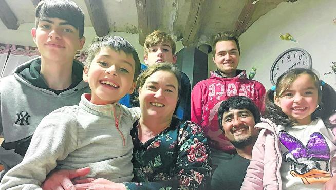 Rita Teixeira, con su marido y cinco de sus seis hijos, en Argavieso, donde se sienten felices.