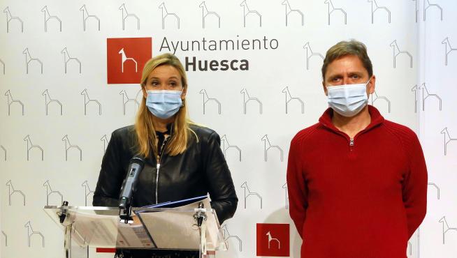 La concejala Cristina de la Hera junto a Óscar Tesa, jefe de servicio de Nuevas Tecnologías del Ayuntamiento.