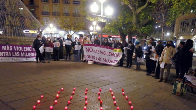 Concentración en la plaza de Navarra de Huesca por el 25N.