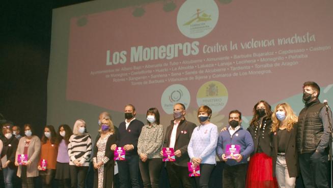 Alcaldes de Monegros posaron con la subdelegada del Gobierno al finalizar el acto central del 25N en Sariñena.