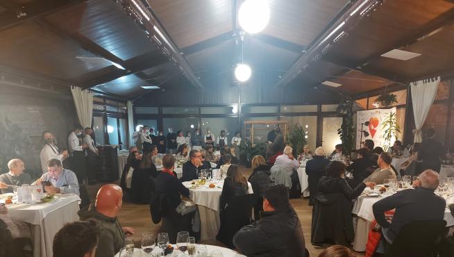 Asistentes a la cena benéfica celebrada en Sardas en beneficios de la isla de La Palma.