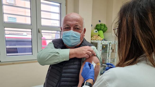 Jesús Aguirre, consejero de Salud y Familias de la Junta de Andalucía se vacuna de la tercera dosis.
