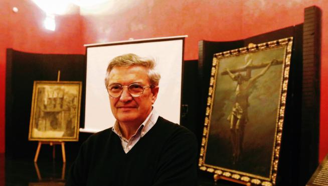 Fernando Alvira junto a dos de los cuadros que se exponen en el Salón del Tanto Monta.