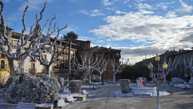La Plaza Aragón de Barbastro muestra un paisaje invernal nevado, como si sobre ella hubiera descargado una tormenta de nieve.
