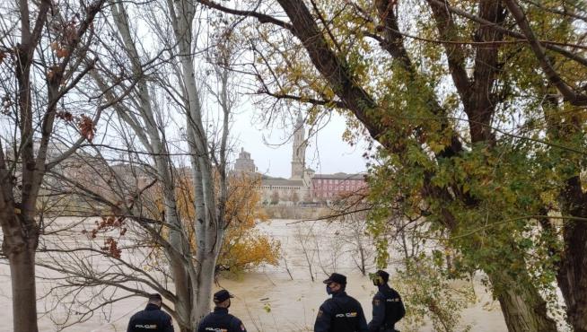 Policías nacionales junto a la ribera del Ebro en Zaragoza.