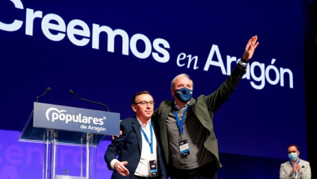 Jorge Azcón saluda durante el XIV congreso autonómico del PP en Aragón
