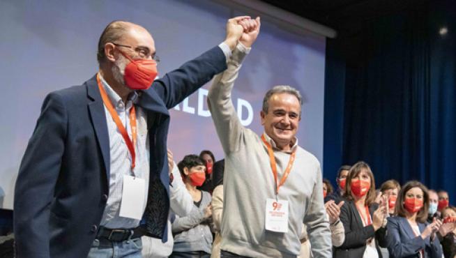 Lambán y Sánchez Quero estrechan sus manos tras la reelección de este último.