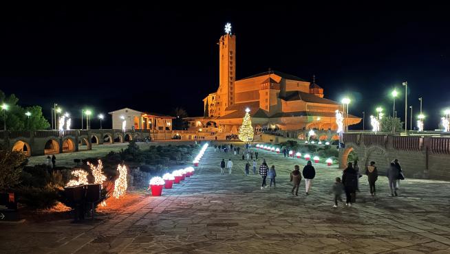 Iluminación navideña en el acceso al Santuario de Torreciudad.