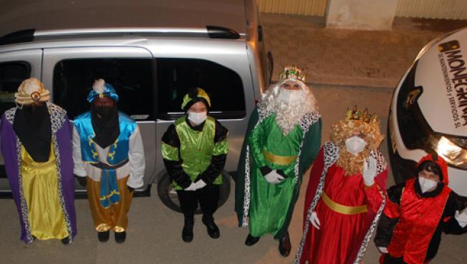 Los Reyes magos y sus pajes, dispuestos a repartir regalos esta Navidad en Sariñena.