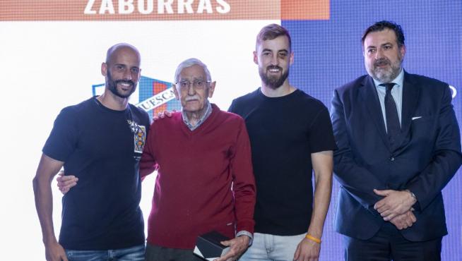 Zaborras, junto con Mikel Rico, Pulido y Torres en el homenaje a los 50 primeros socios del Huesca hace dos años.