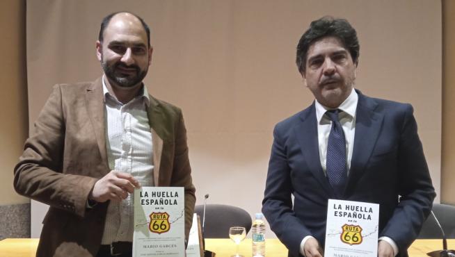Mario Garcés (derecha) presentó su último libro en el Aula Magna de la Uned, donde también intervino el alcalde Fernando Torres.