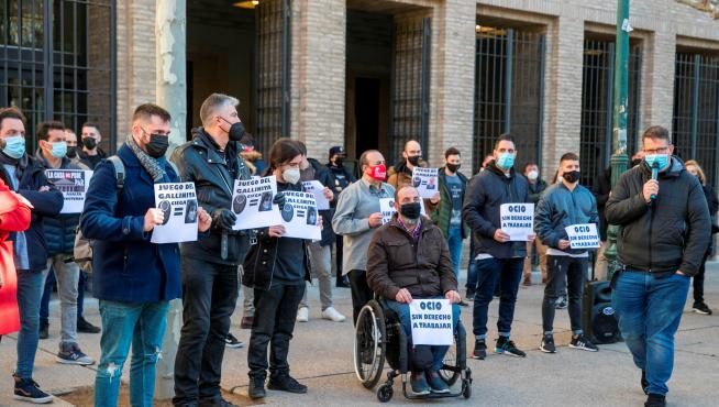 Representantes del ocio nocturno expresan su enfado e indignación ante el edificio Pignatelli en Zaragoza