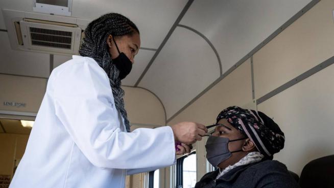 Una enfermera hace una PCR a una paciente en Johannesburgo