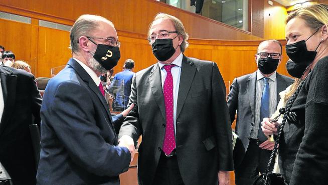 Lambán y el consejero Pérez Anadón estrechan sus manos tras la aprobación de los presupuestos.