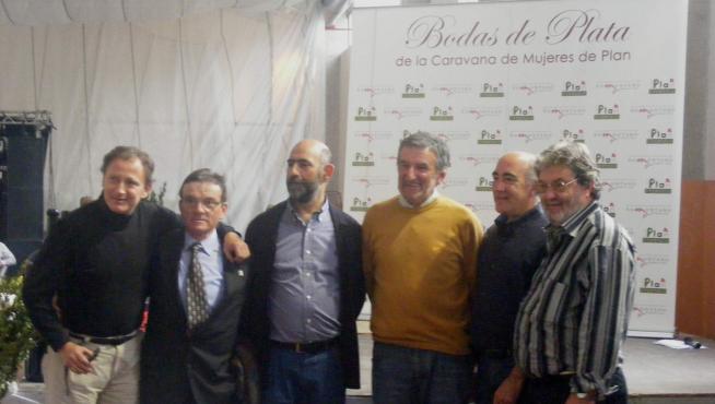 Miguel Ángel Fumanal (cuarto por la izquierda) en el 25 aniversario de la Caravana de Plan.