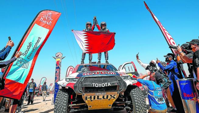 Al Attiyah y su copiloto celebran la victoria sobre su Toyota en Yeda.