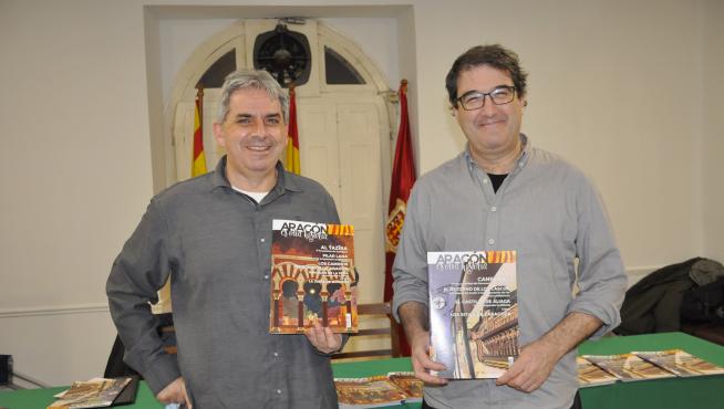 Carlos Serrano, con el segundo número de la revista; y Daniel Viñuales, con el primero, en la sala Pepe Estallo del Casino Unión Jaquesa.