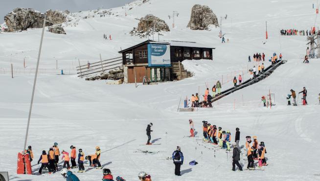 Ambiente en la estación de esquí de Candanchú, este lunes.