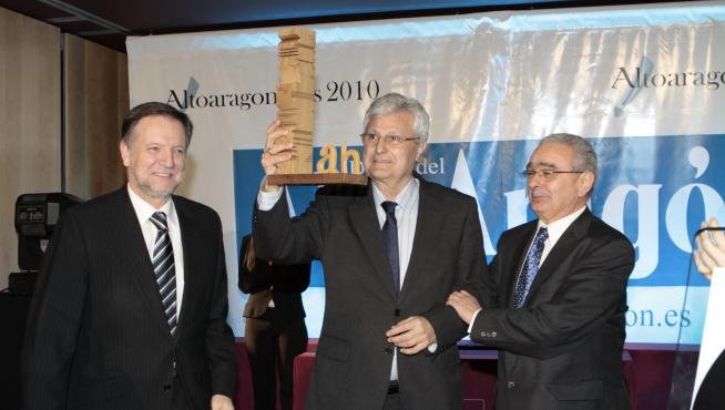 Antonio Angulo (en el centro) recibió el premio Altoaragonés de Honor de 2010, acompañado por el entonces presidente del Gobierno de Aragón, Marcelino Iglesias, y el presidente en ese momento del Consejo de Administración de PEASA, Mariano Bergua -ya fallecido-.